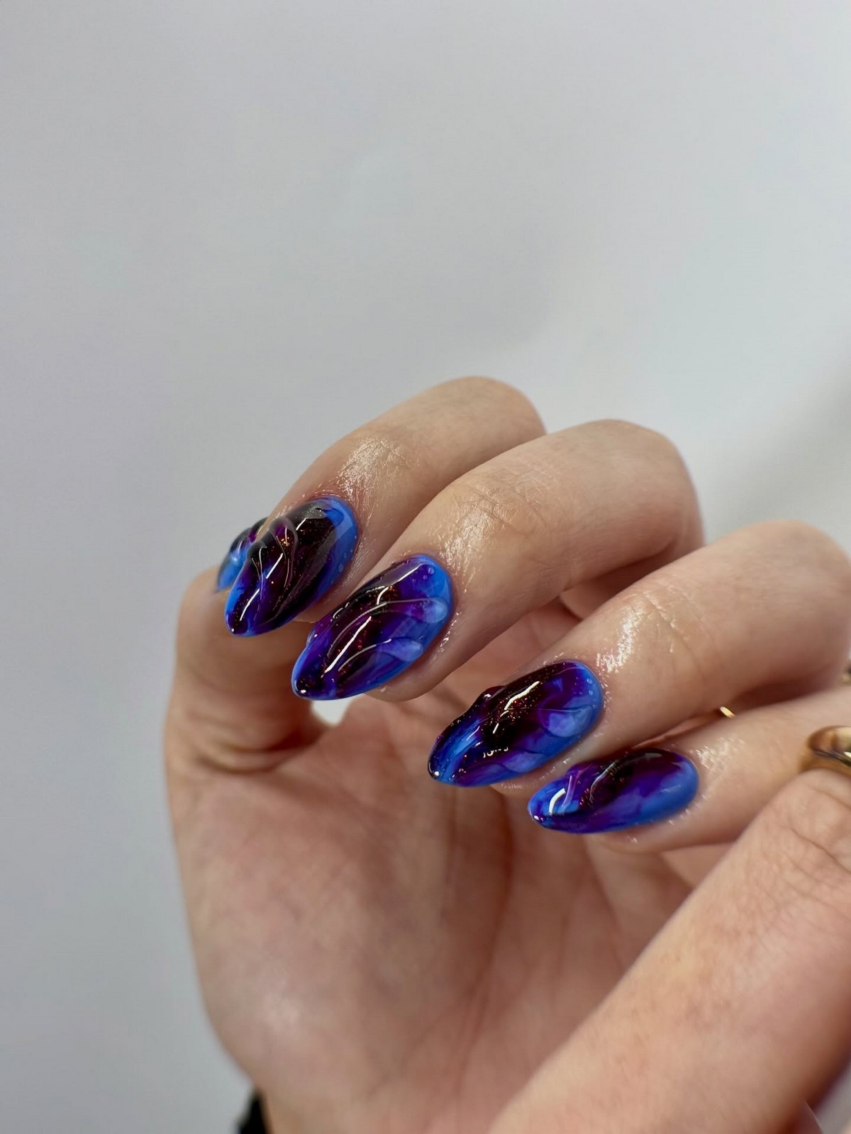 Темный маникюр февраля 2026 как главный акцент зимы