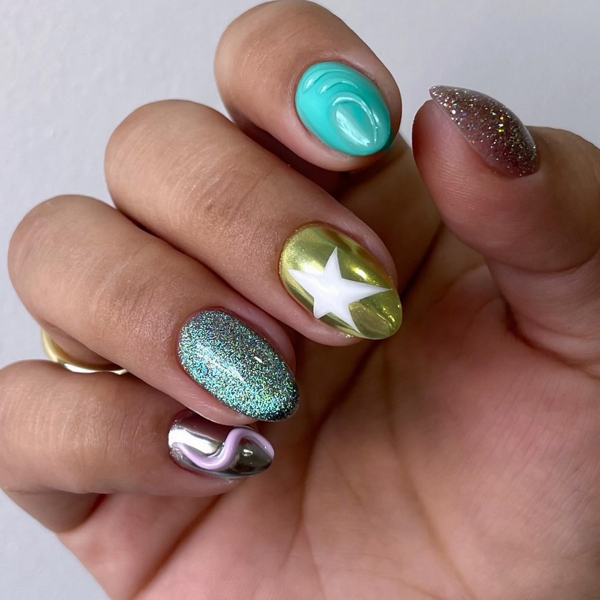 Зимний маникюр в оттенках зеленого как главный акцент 2026