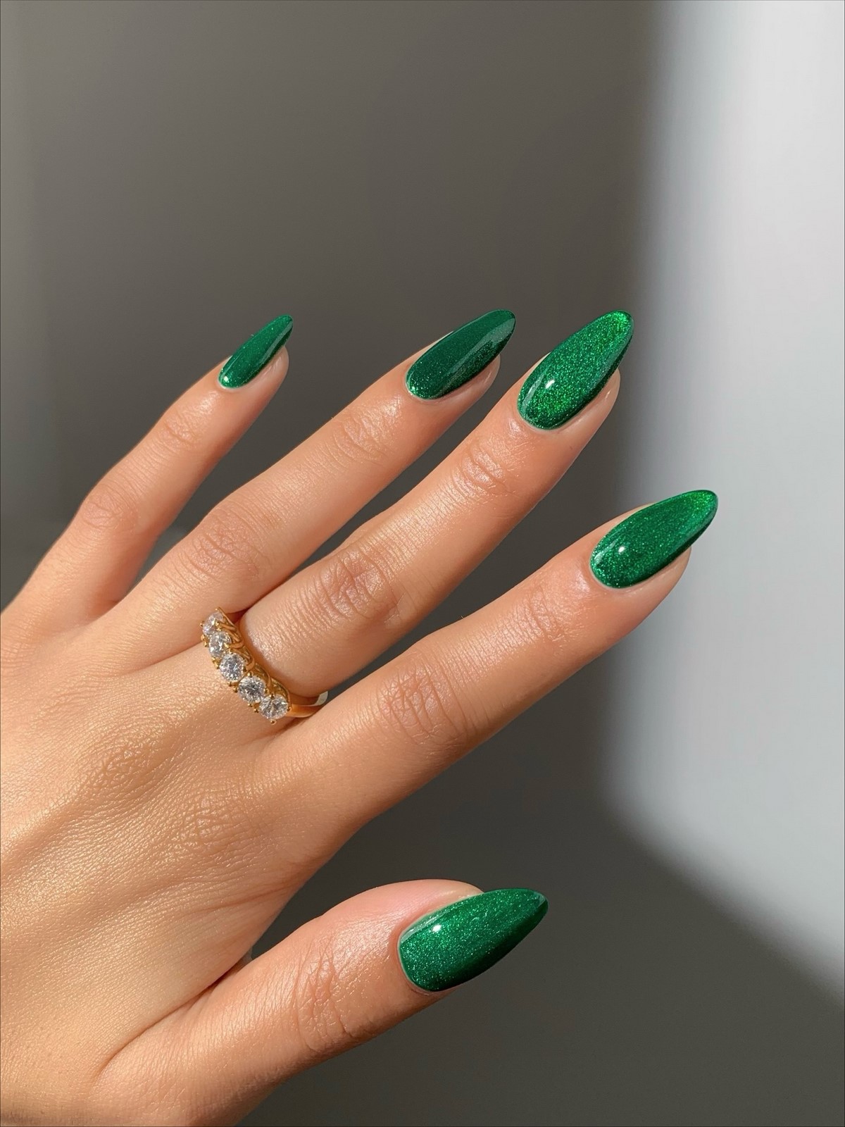 Зимний маникюр в оттенках зеленого как главный акцент 2026