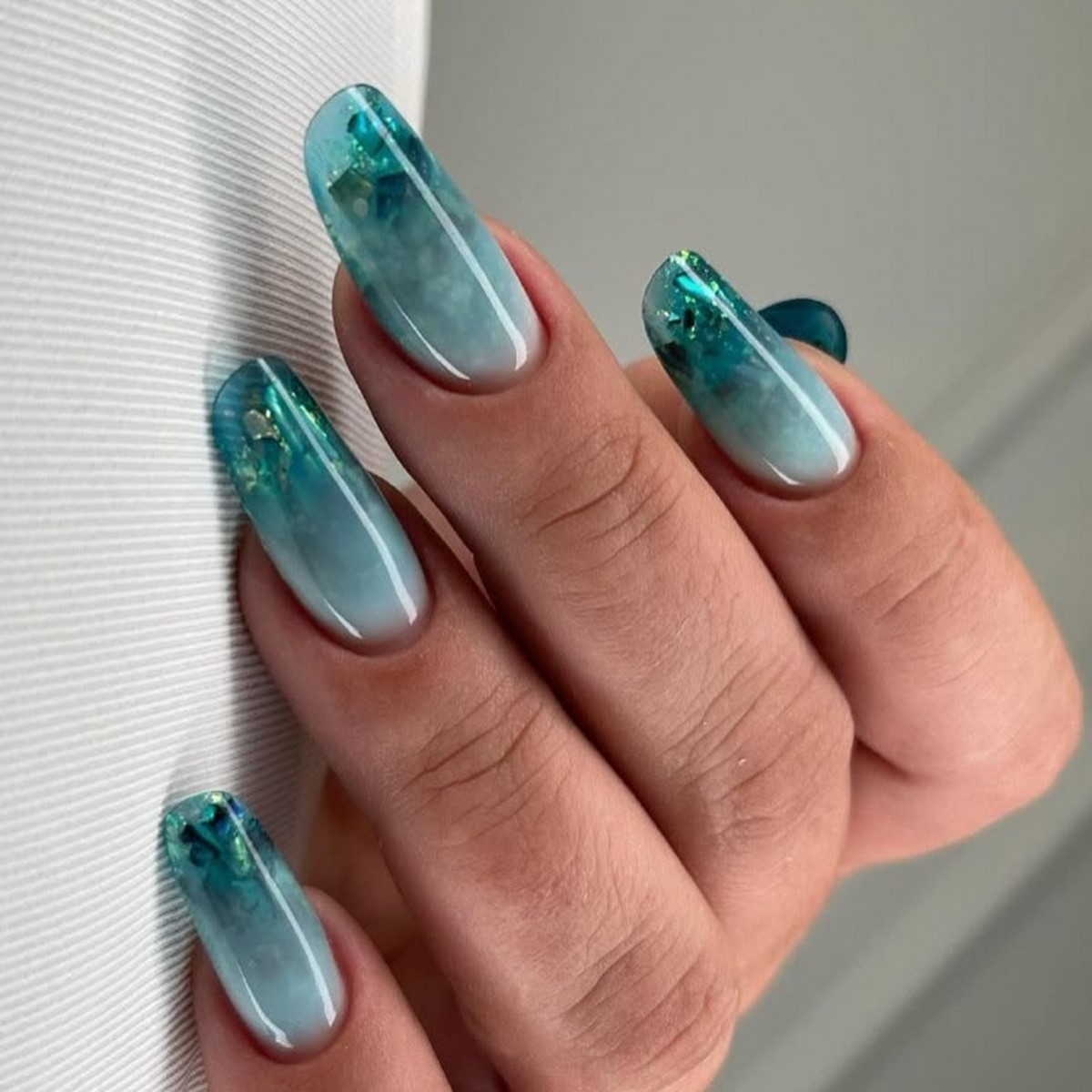 Зимний маникюр в оттенках зеленого как главный акцент 2026