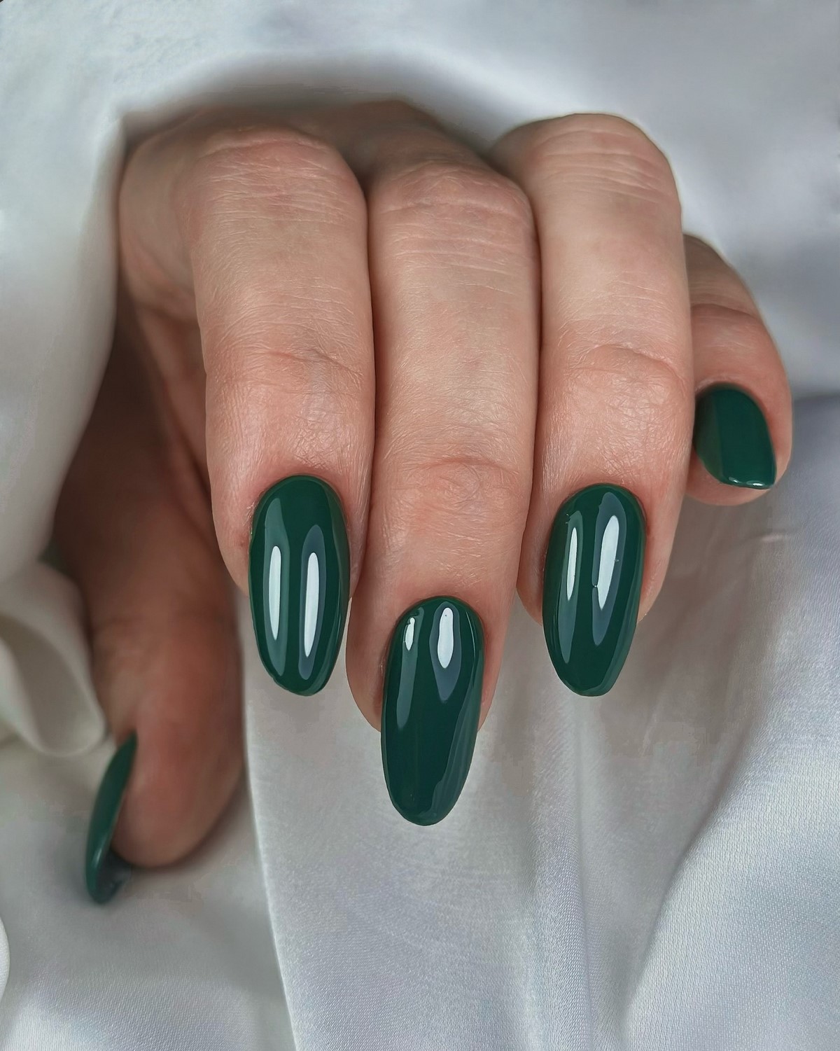 Зимний маникюр в оттенках зеленого как главный акцент 2026