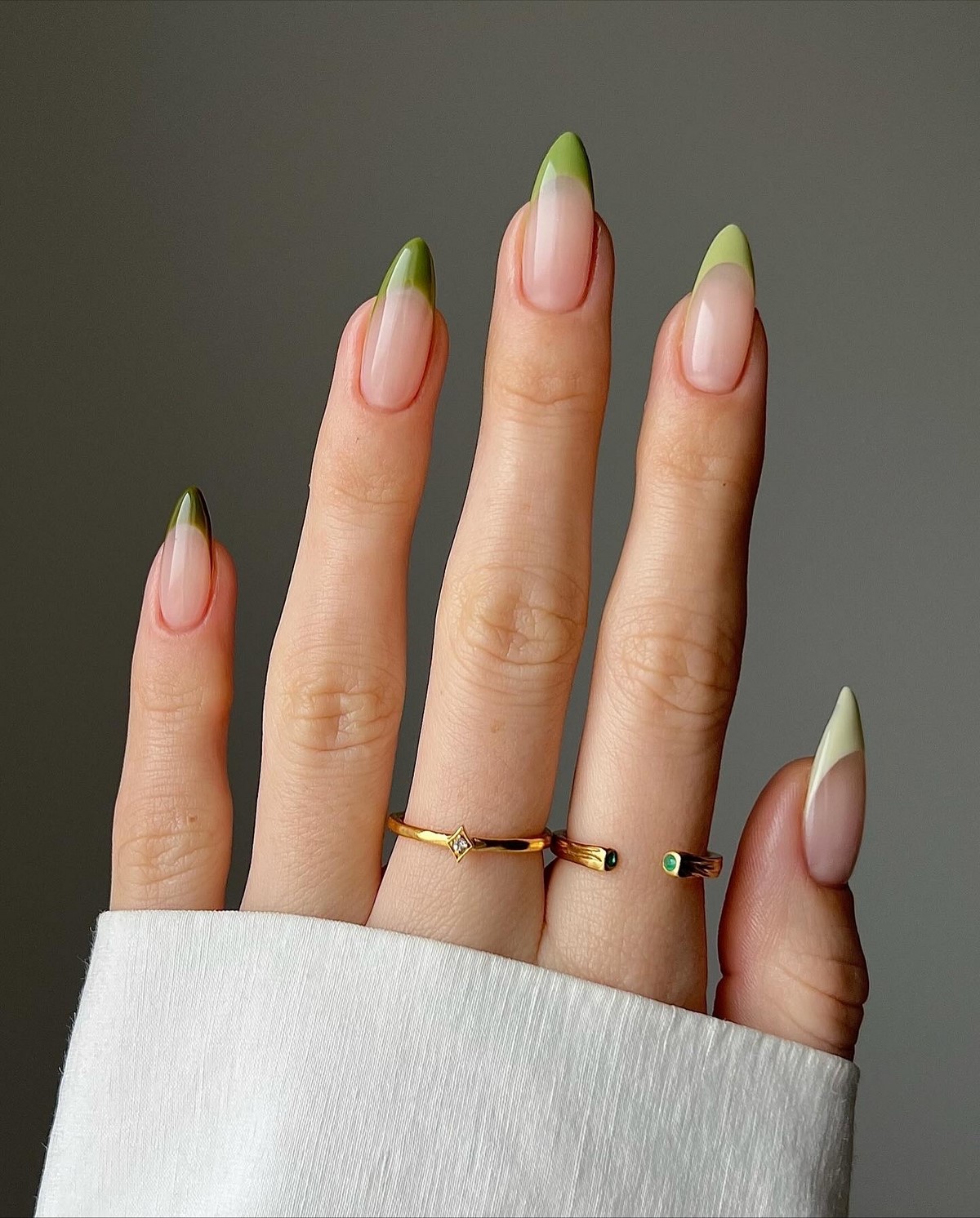 Зимний маникюр в оттенках зеленого как главный акцент 2026