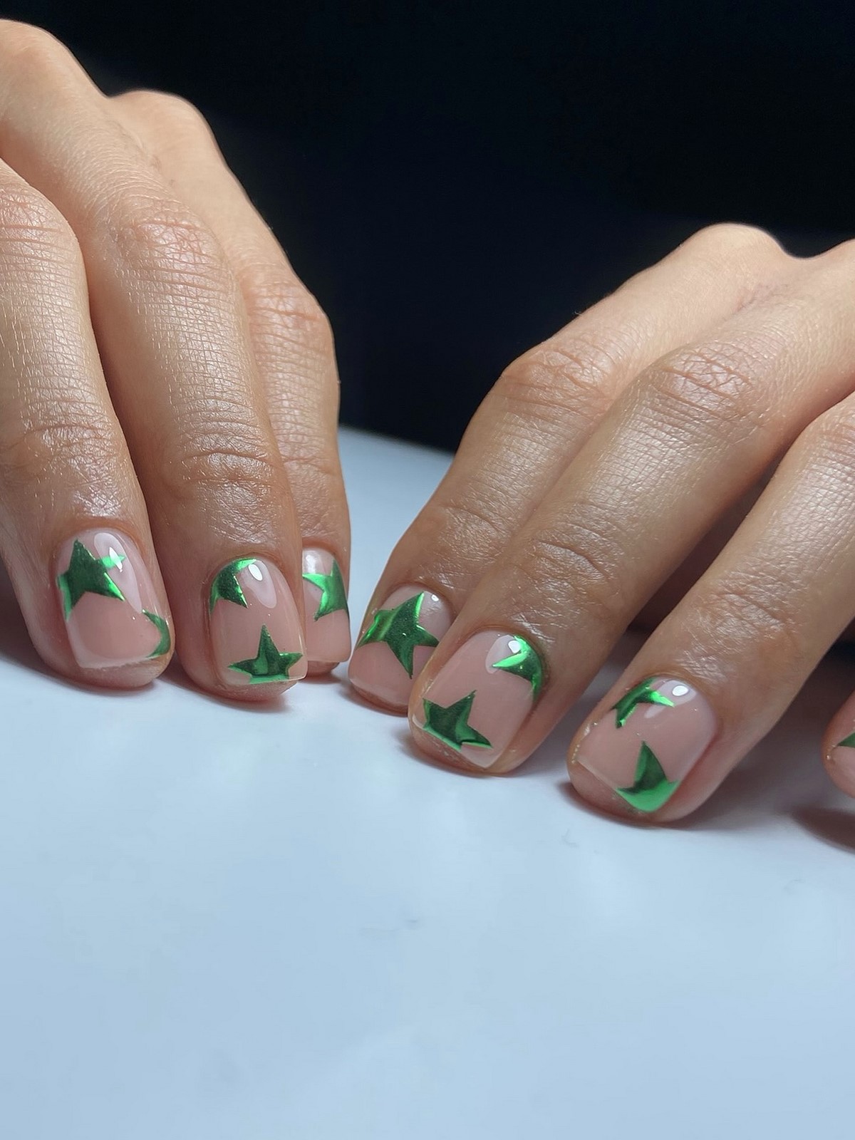 Зимний маникюр в оттенках зеленого как главный акцент 2026