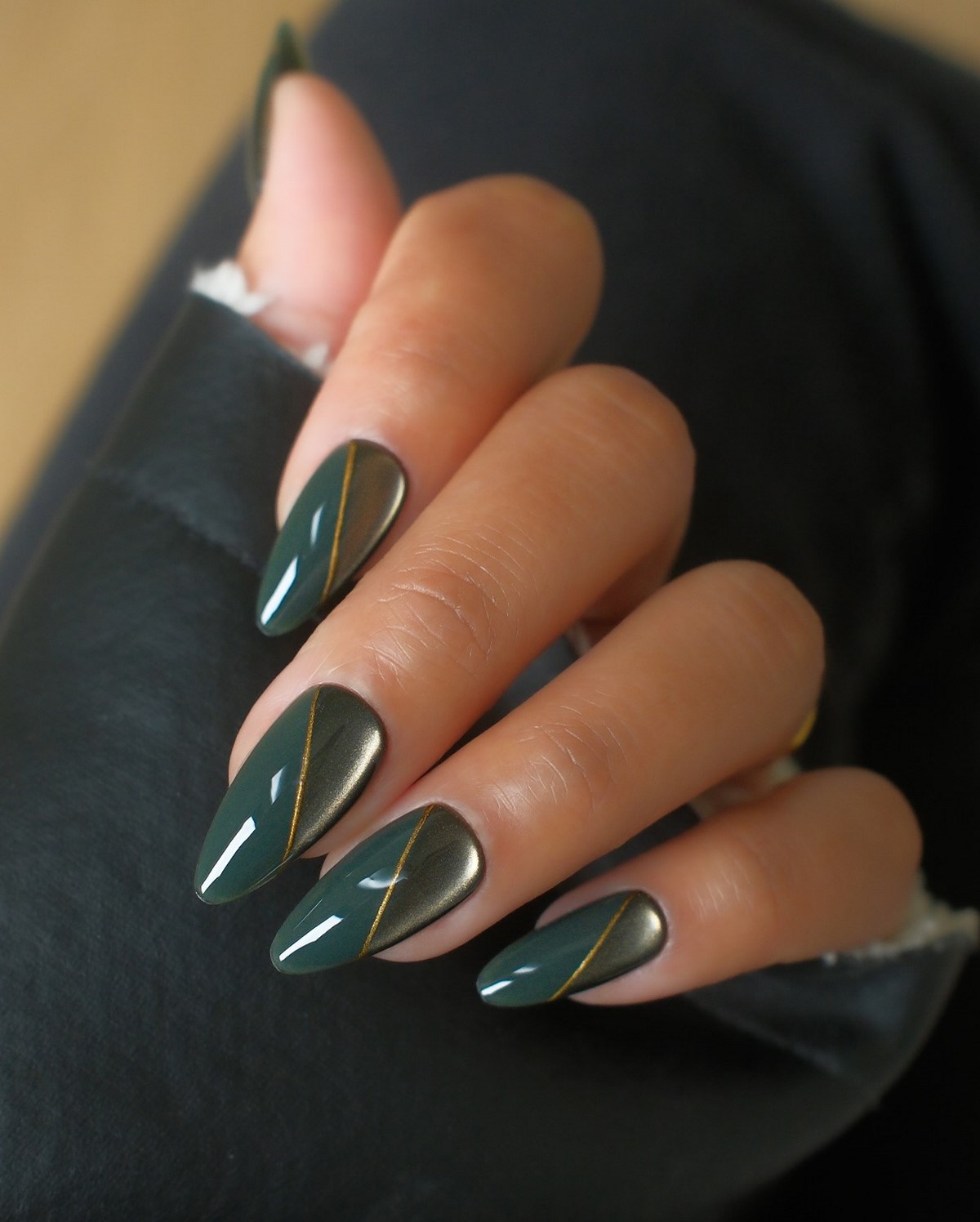 Зимний маникюр в оттенках зеленого как главный акцент 2026