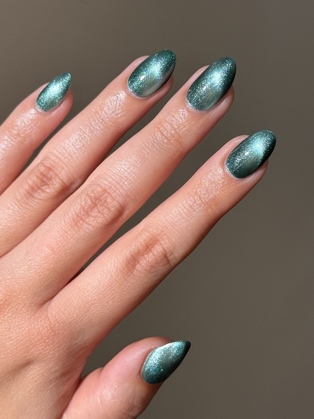 Зимний маникюр в оттенках зеленого как главный акцент 2026