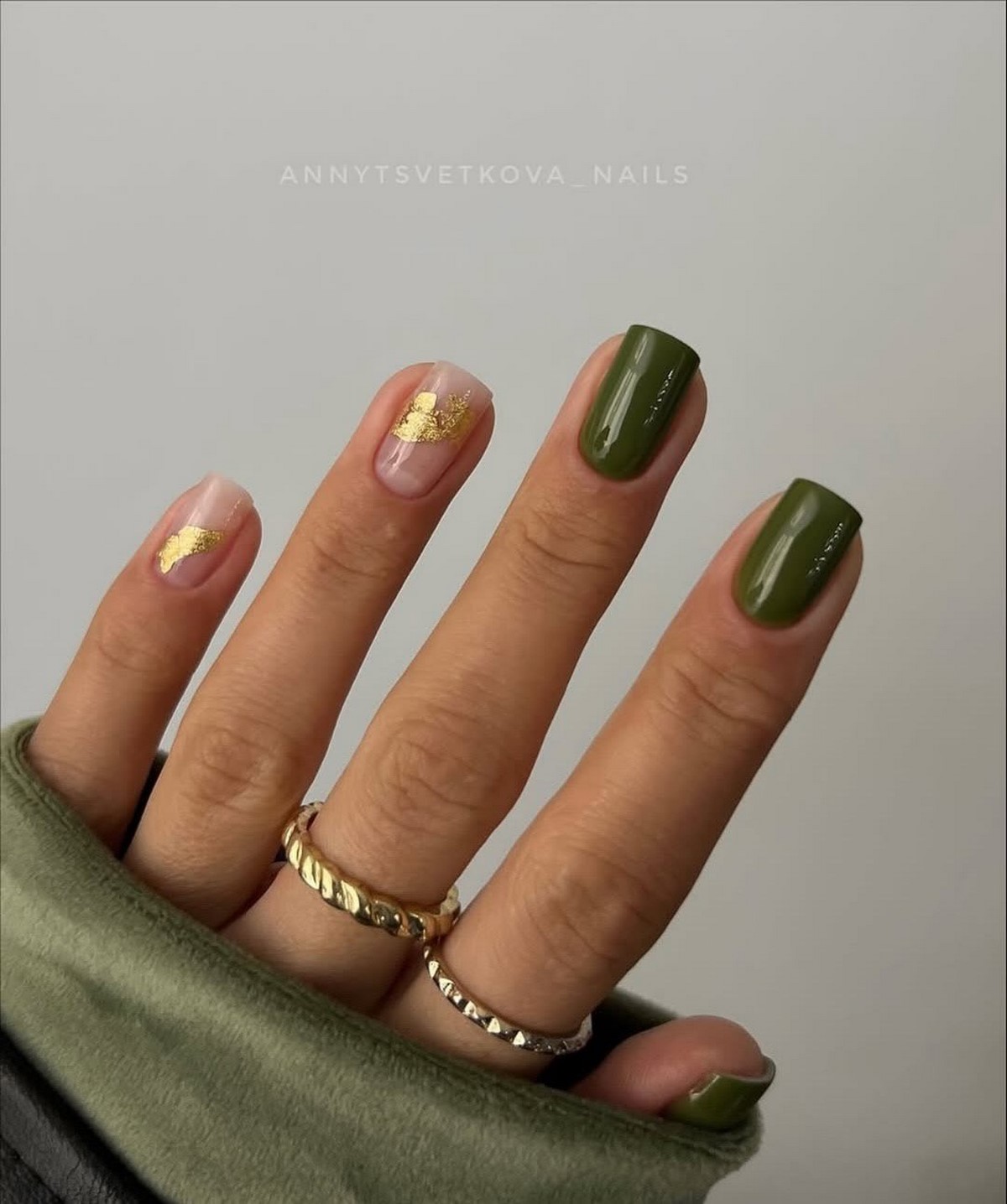 Зимний маникюр в оттенках зеленого как главный акцент 2026