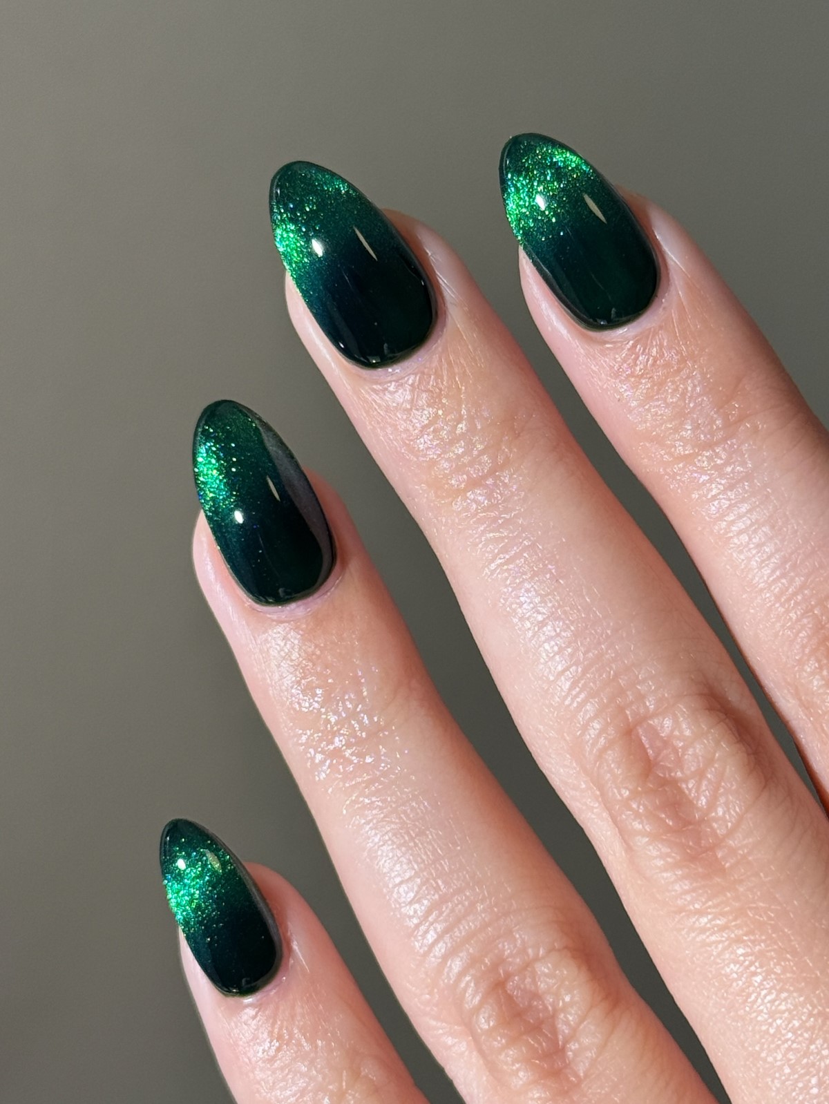 Зимний маникюр в оттенках зеленого как главный акцент 2026