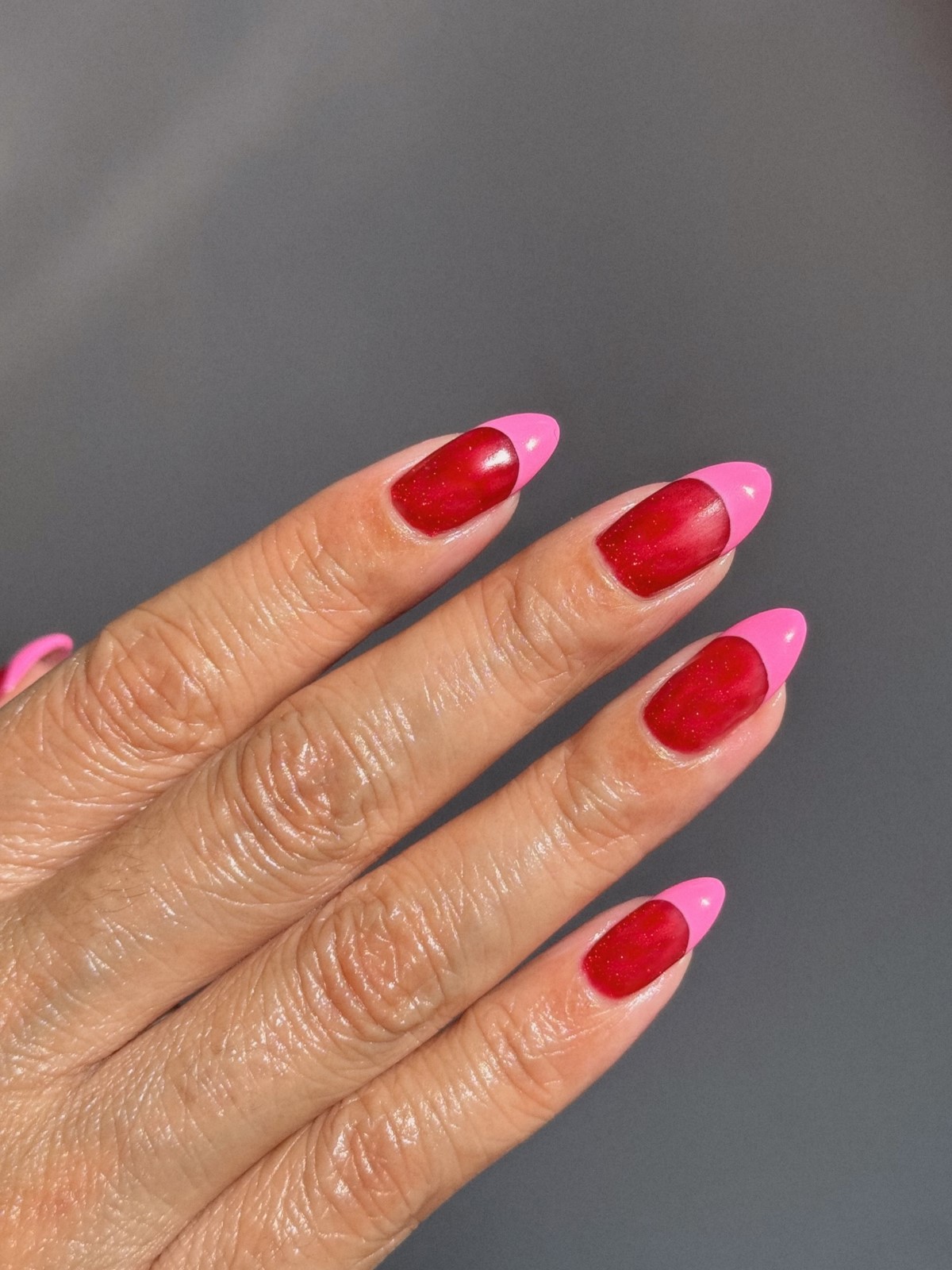 Двухцветный маникюр весной: сочетания, которые выглядят продуманно