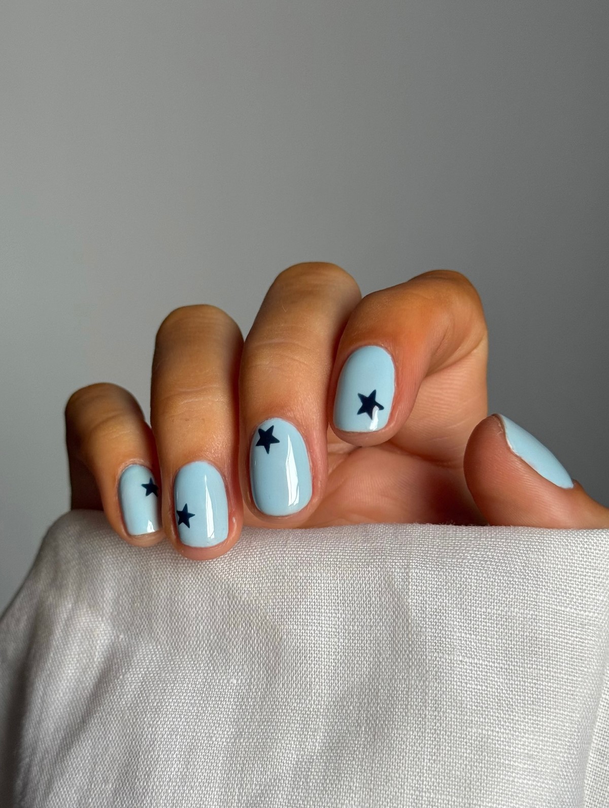 Короткие ногти этой весны: самый аккуратный маникюр, который подходит всем