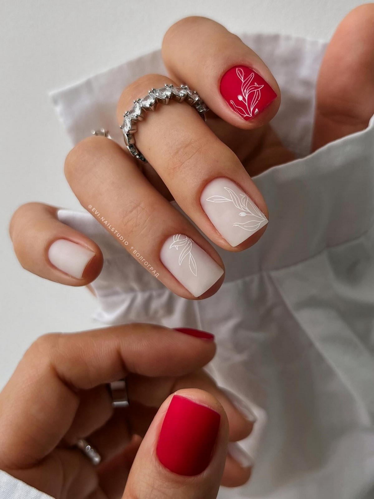 Короткие ногти этой весны: самый аккуратный маникюр, который подходит всем