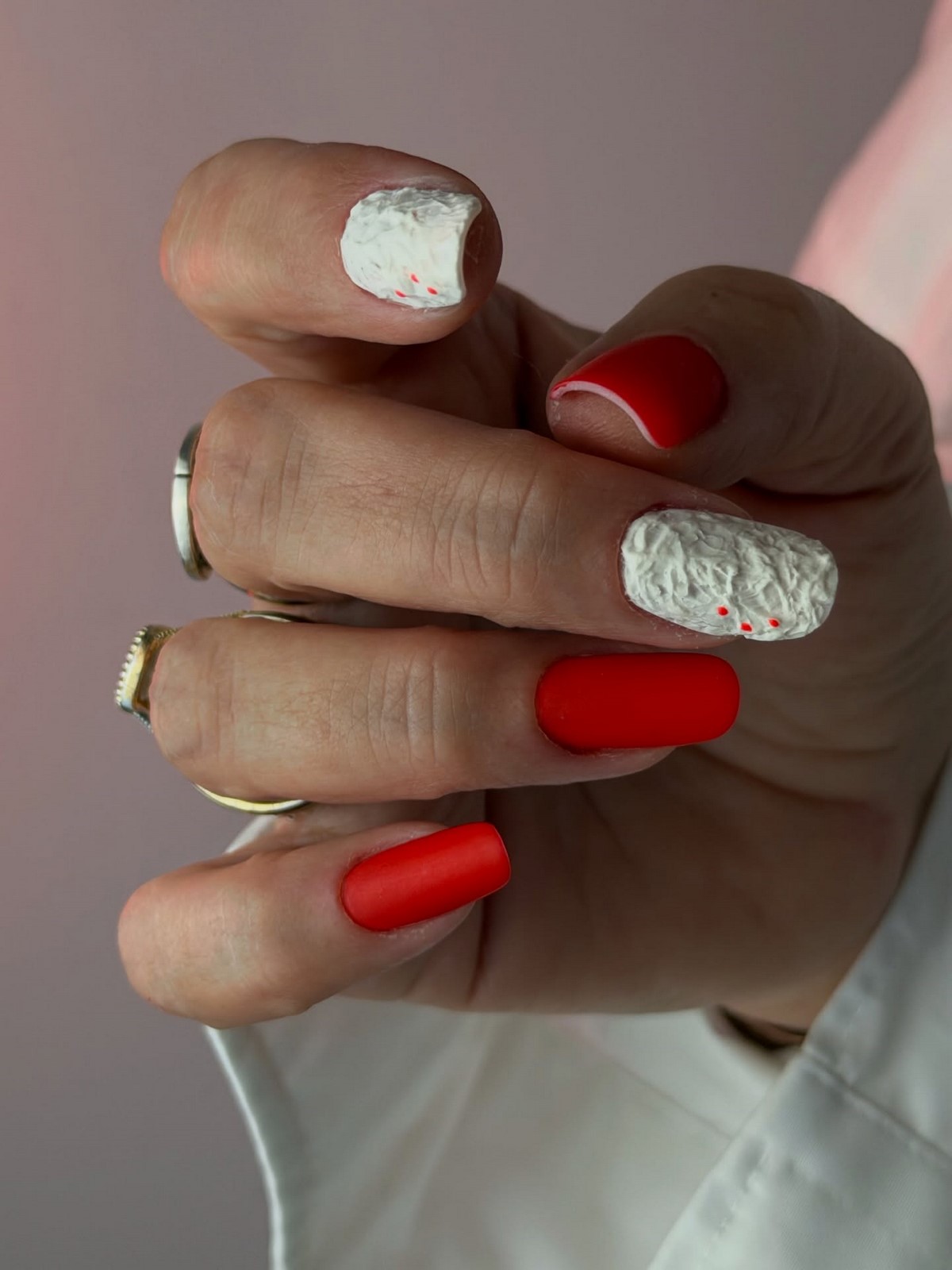 Двухцветный маникюр весной: сочетания, которые выглядят продуманно