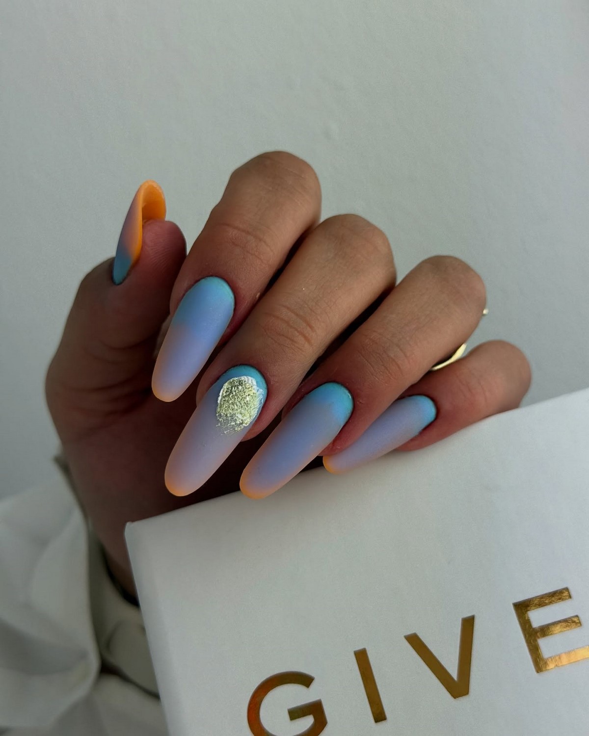 Какой маникюр выбрать сейчас, чтобы выглядеть уместно