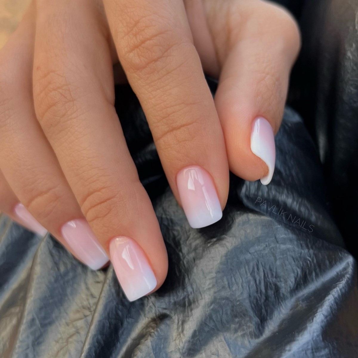 Двухцветный маникюр весной: сочетания, которые выглядят продуманно