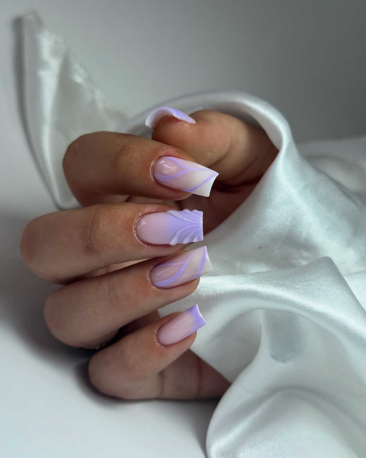 Двухцветный маникюр весной: сочетания, которые выглядят продуманно