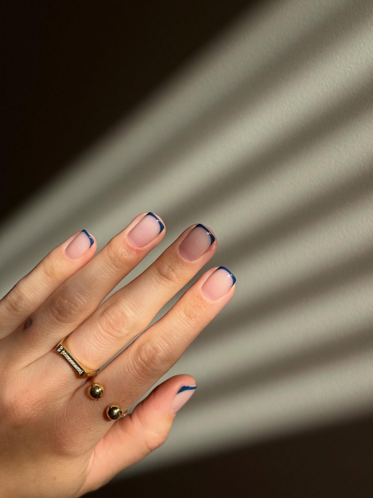 Френч для офиса: универсальный маникюр без лишнего декора