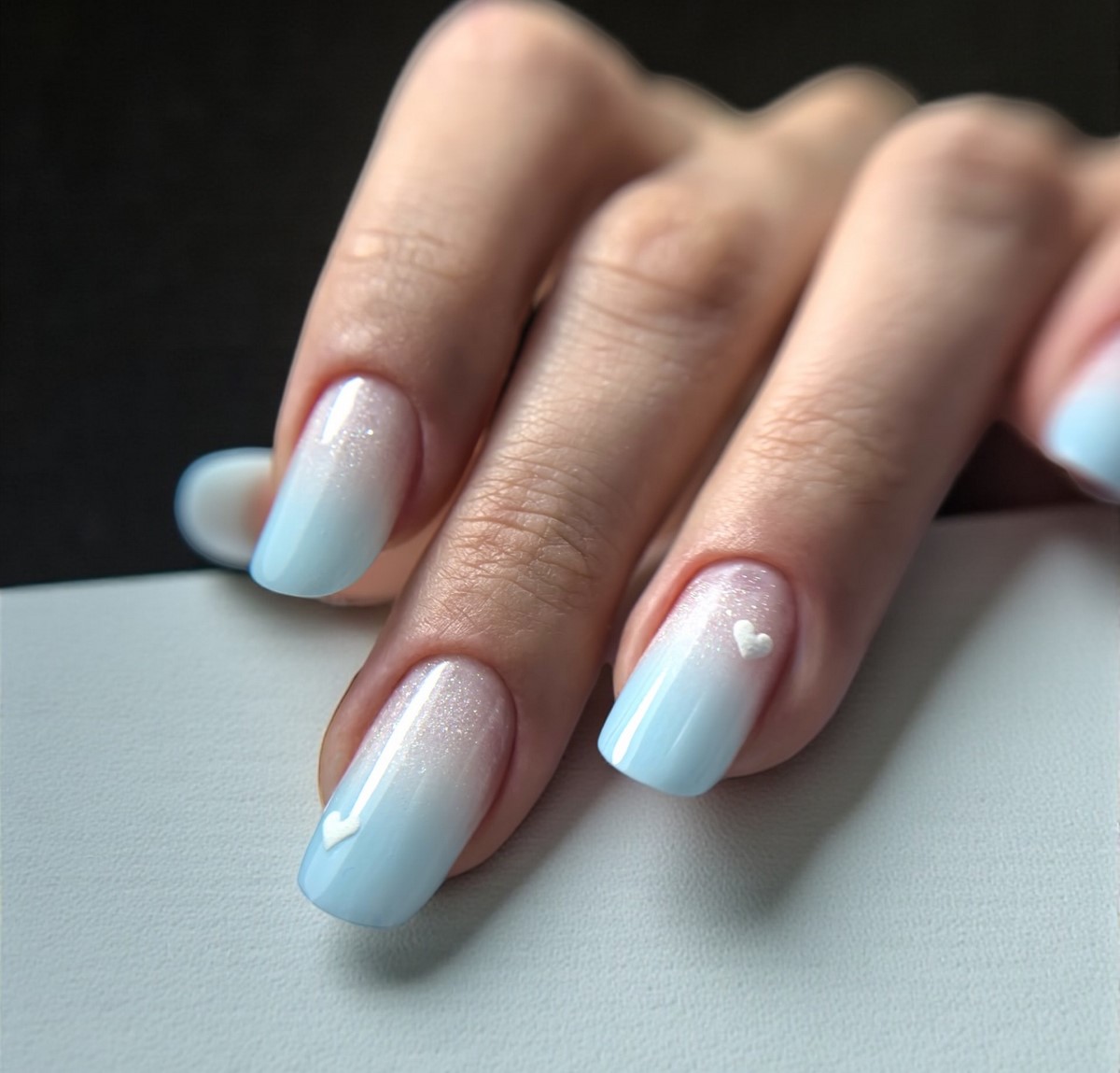 Двухцветный маникюр весной: сочетания, которые выглядят продуманно