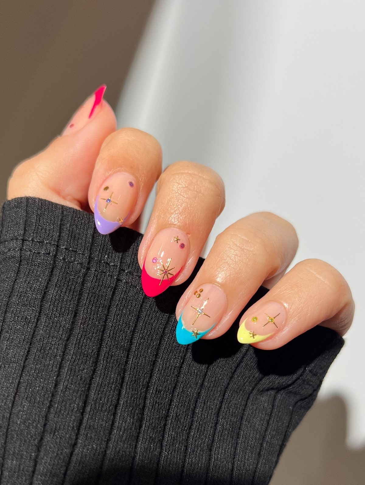 Короткие ногти этой весны: самый аккуратный маникюр, который подходит всем