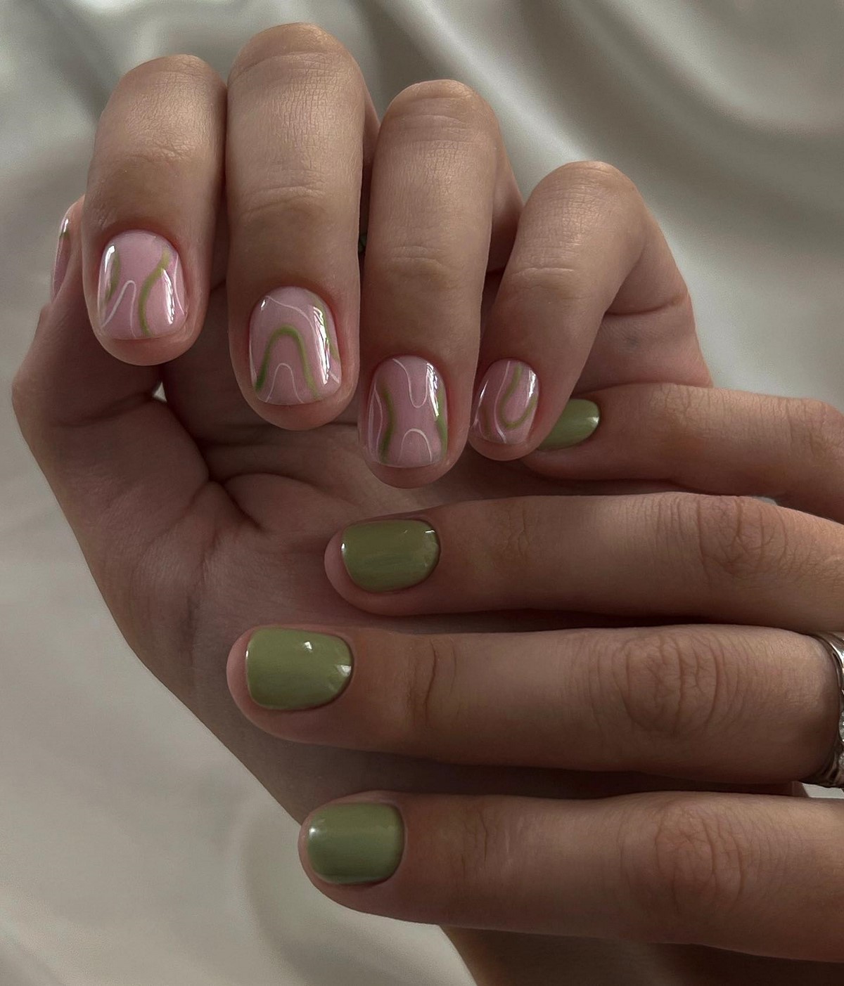 Двухцветный маникюр весной: сочетания, которые выглядят продуманно