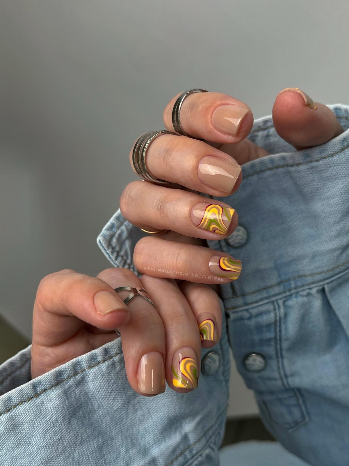 Двухцветный маникюр весной: сочетания, которые выглядят продуманно