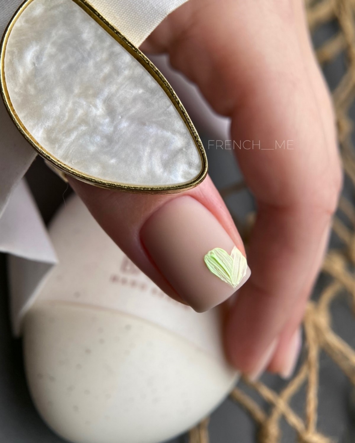 Двухцветный маникюр весной: сочетания, которые выглядят продуманно