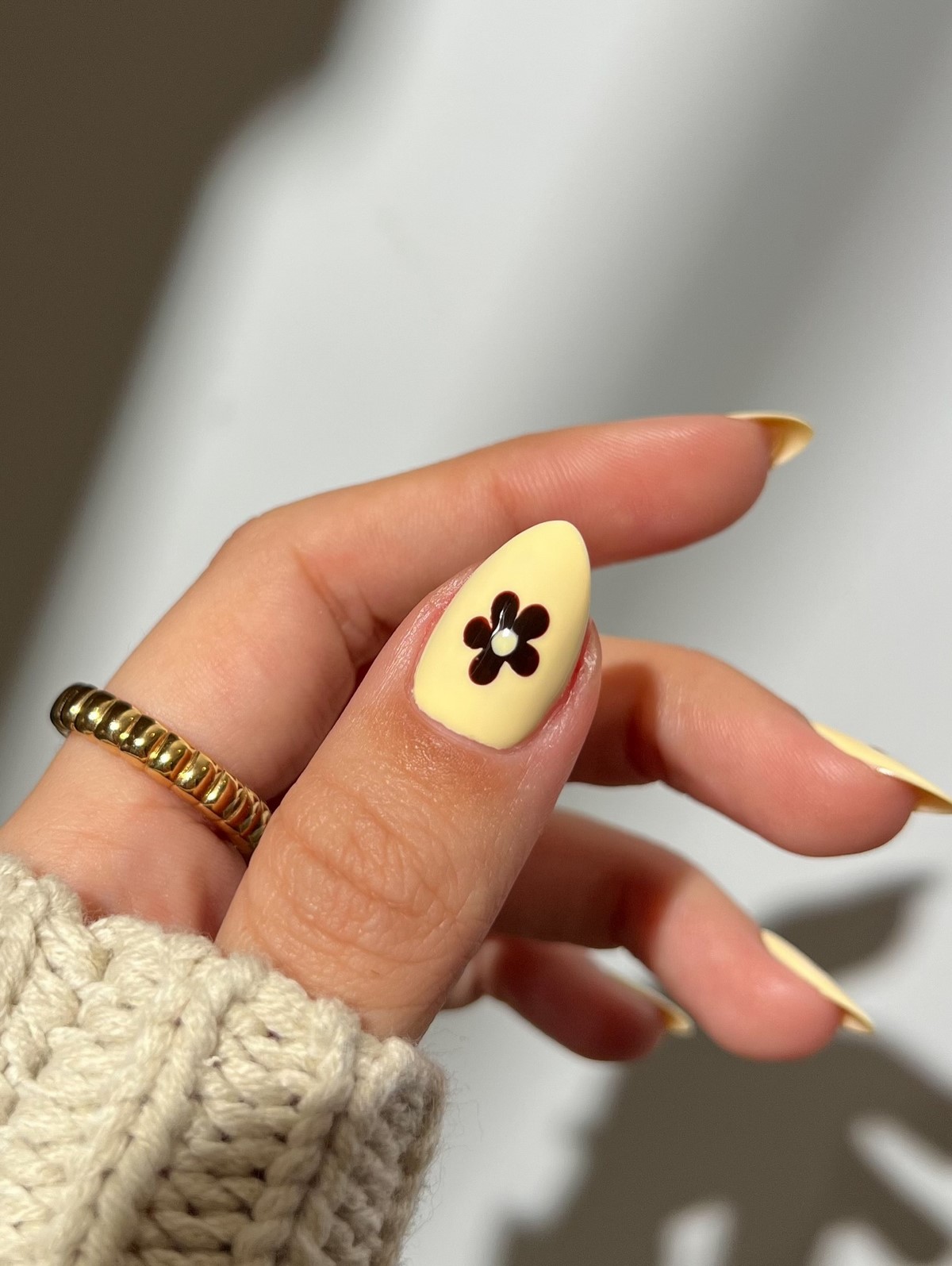 Двухцветный маникюр весной: сочетания, которые выглядят продуманно