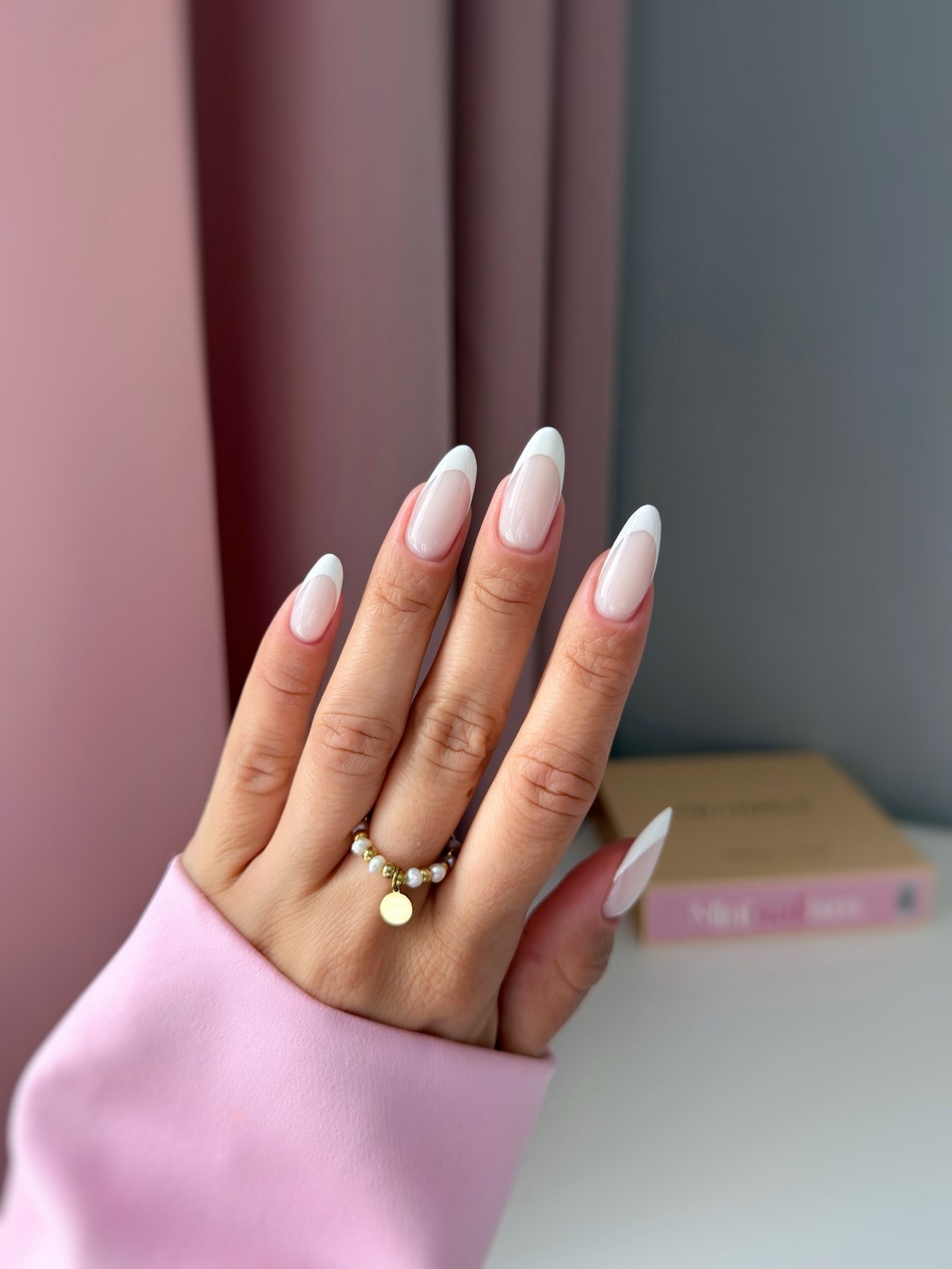 Френч для офиса: универсальный маникюр без лишнего декора