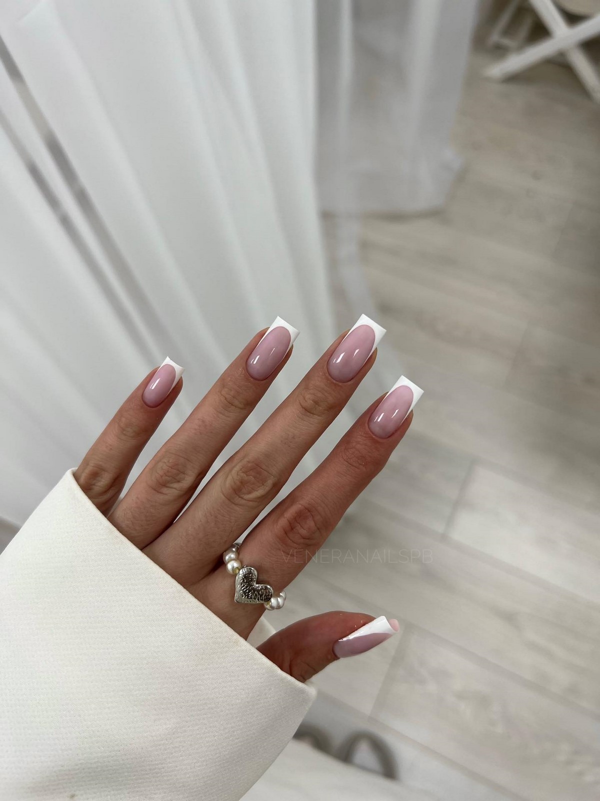 Френч для офиса: универсальный маникюр без лишнего декора