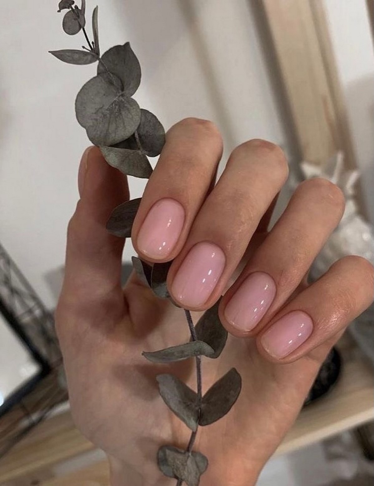 Короткие ногти этой весны: самый аккуратный маникюр, который подходит всем