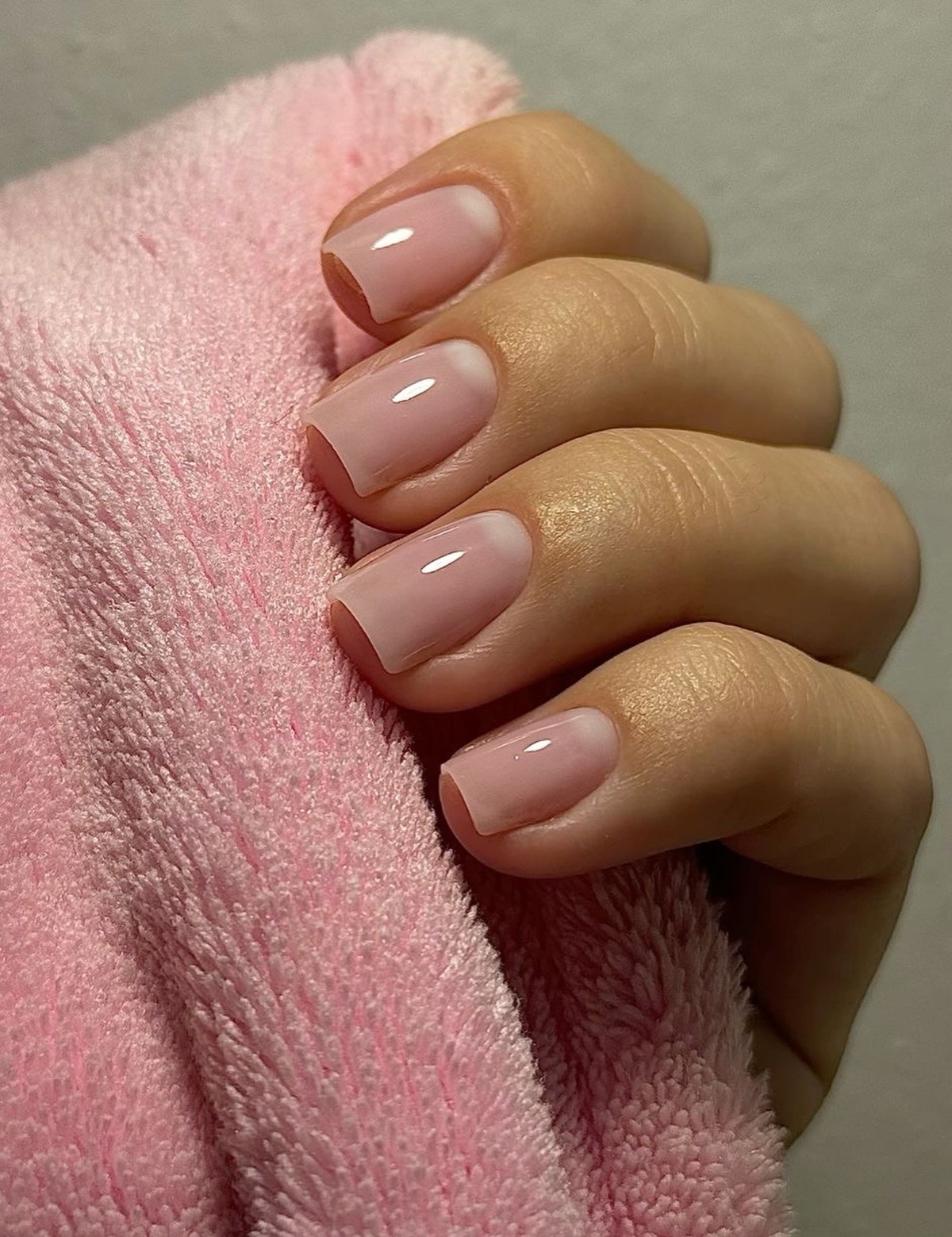 Короткие ногти этой весны: самый аккуратный маникюр, который подходит всем