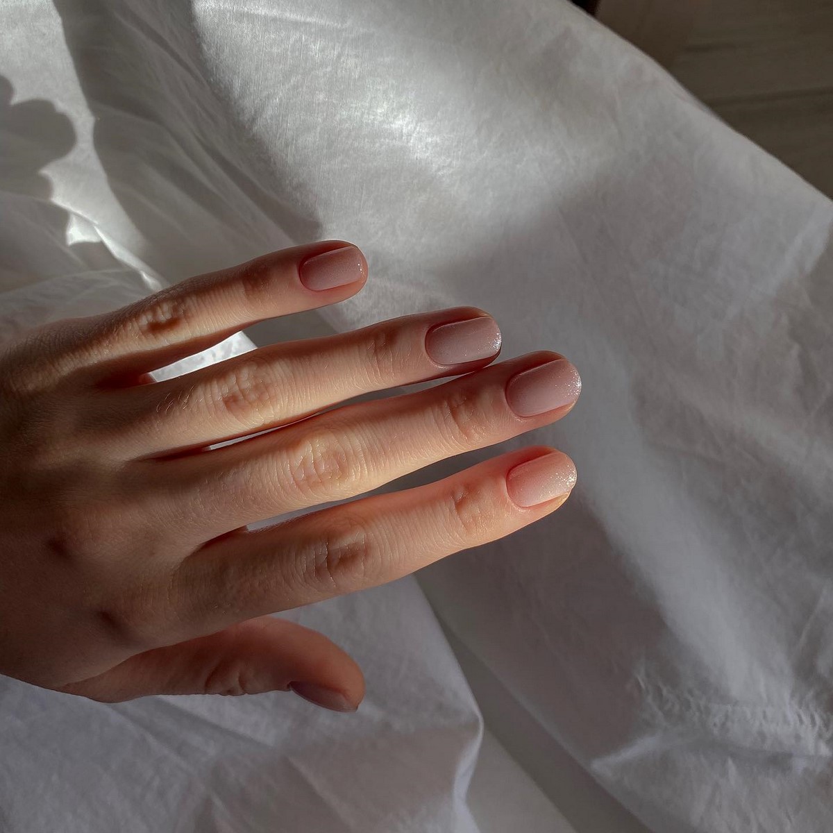 Короткие ногти этой весны: самый аккуратный маникюр, который подходит всем