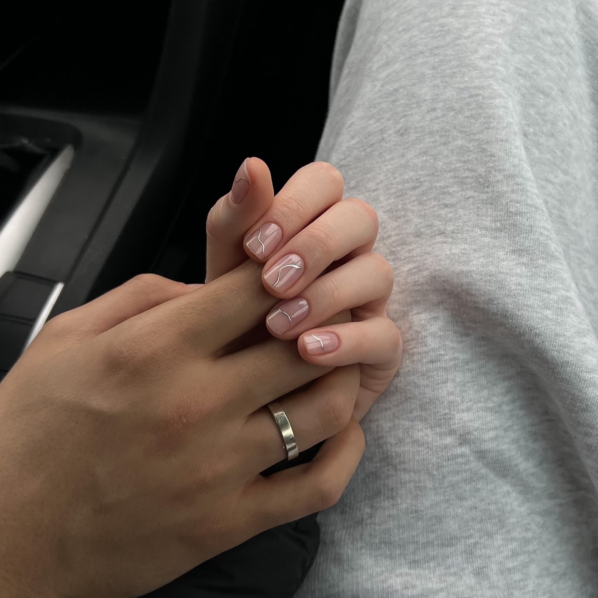 Короткие ногти этой весны: самый аккуратный маникюр, который подходит всем