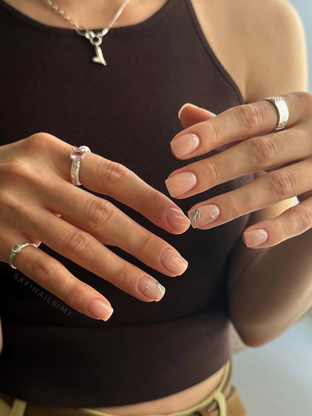 Короткие ногти этой весны: самый аккуратный маникюр, который подходит всем