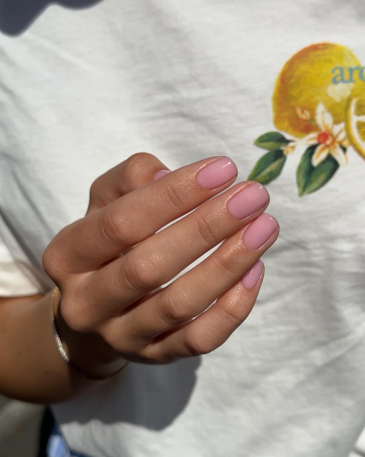 Короткие ногти этой весны: самый аккуратный маникюр, который подходит всем