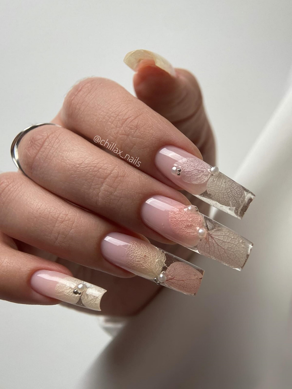 Какой маникюр выбрать сейчас, чтобы выглядеть уместно