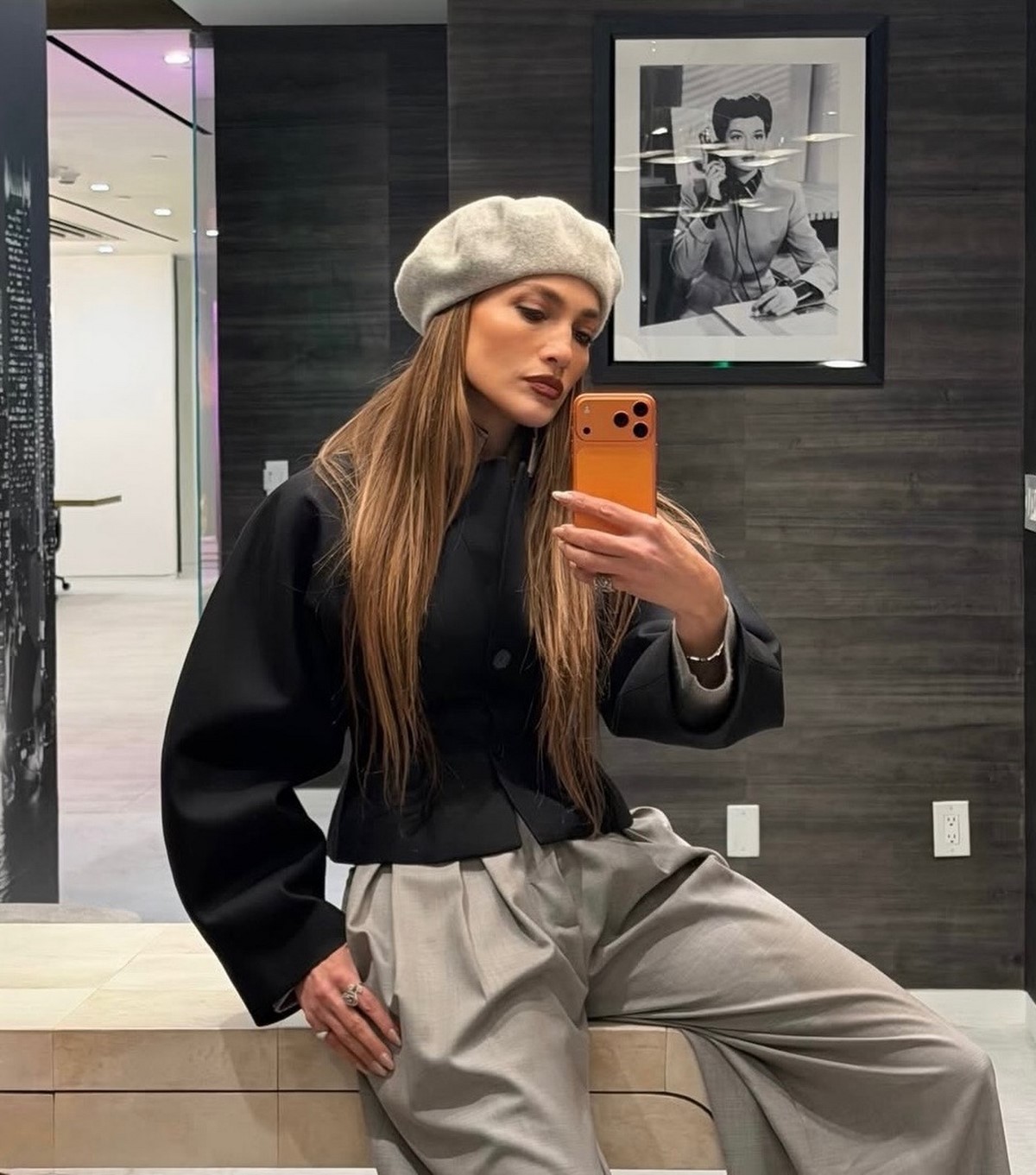 Маникюр и стиль: как подружить лак и гардероб без лишнего