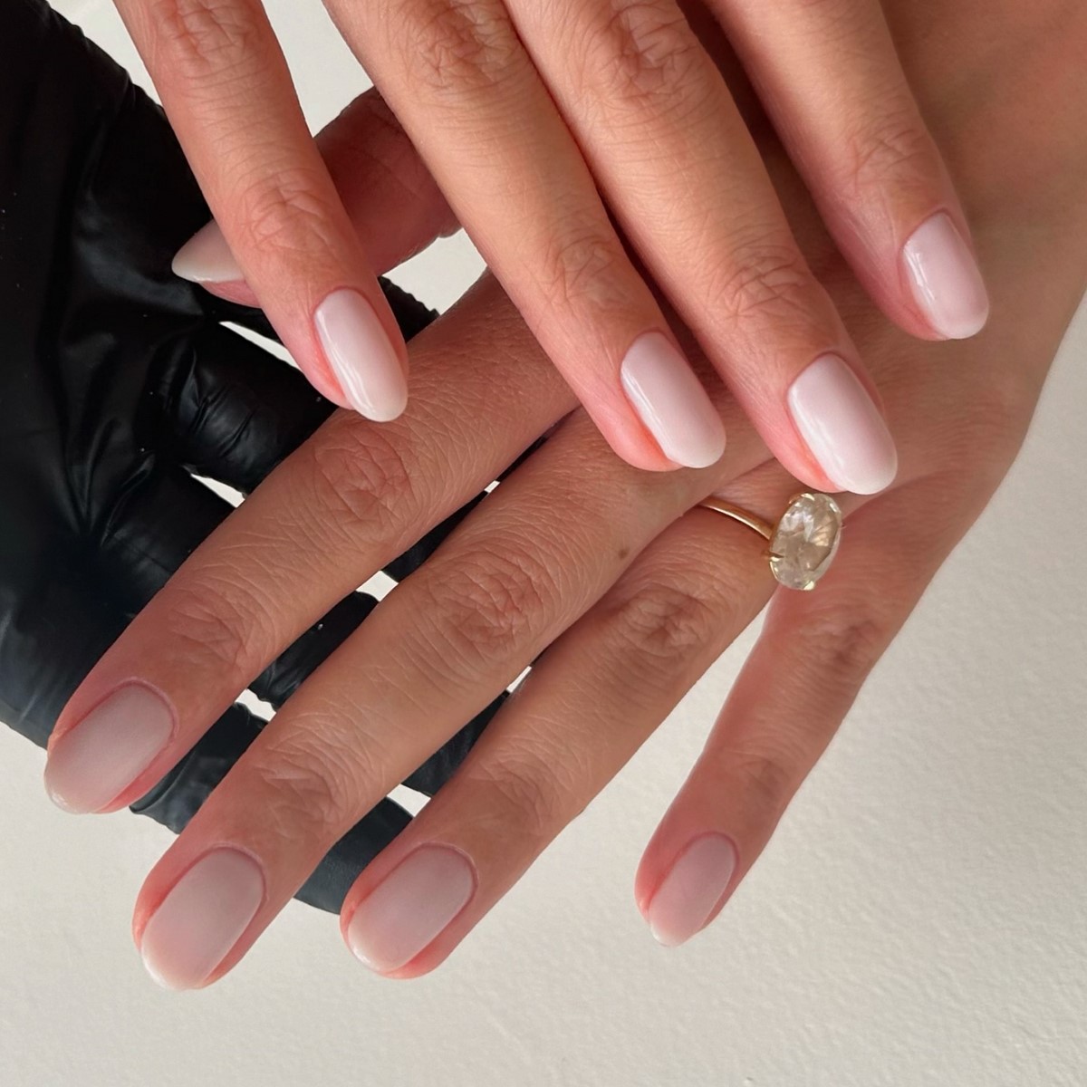 Маникюр и стиль: как подружить лак и гардероб без лишнего