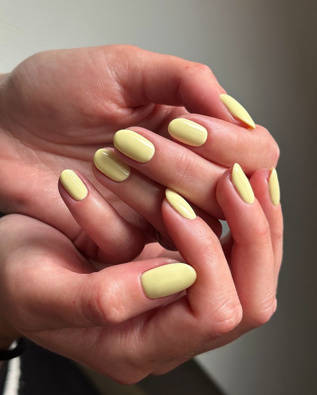 Маникюр и стиль: как подружить лак и гардероб без лишнего