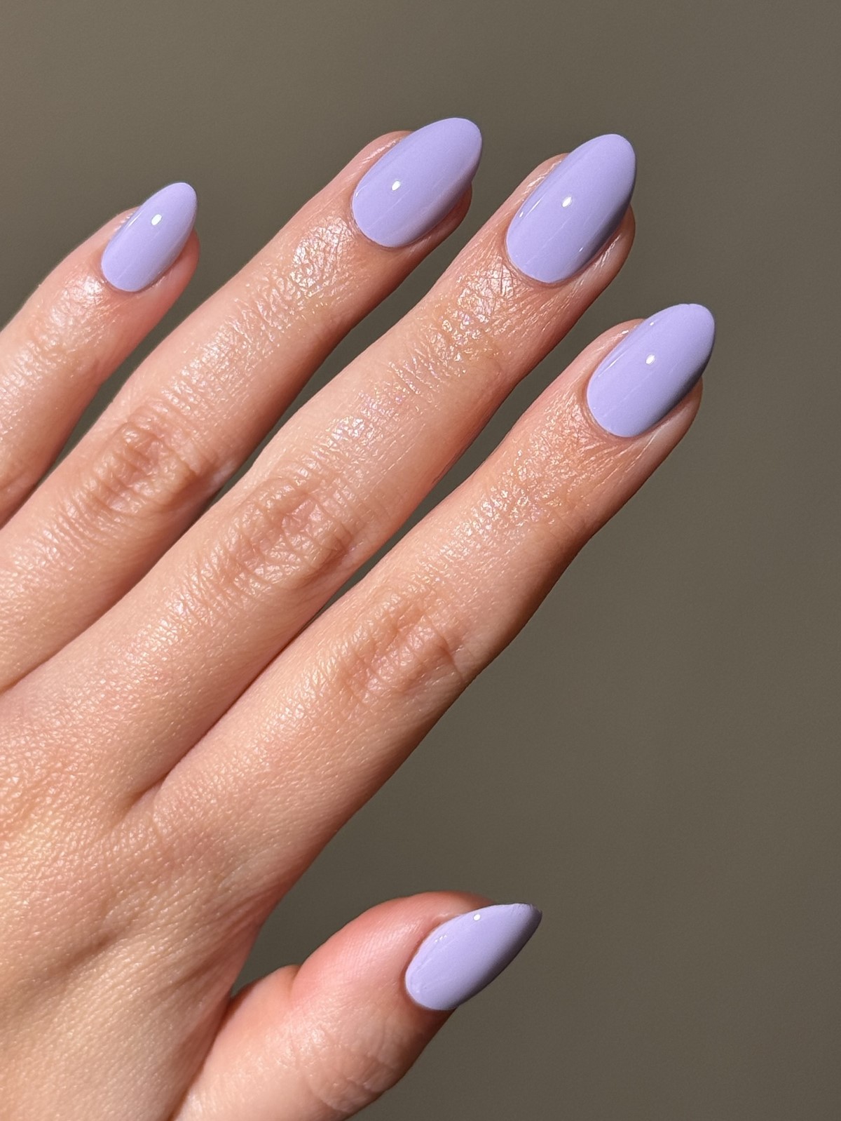 Лавандовый маникюр 2026: пастель, которая делает руки моложе