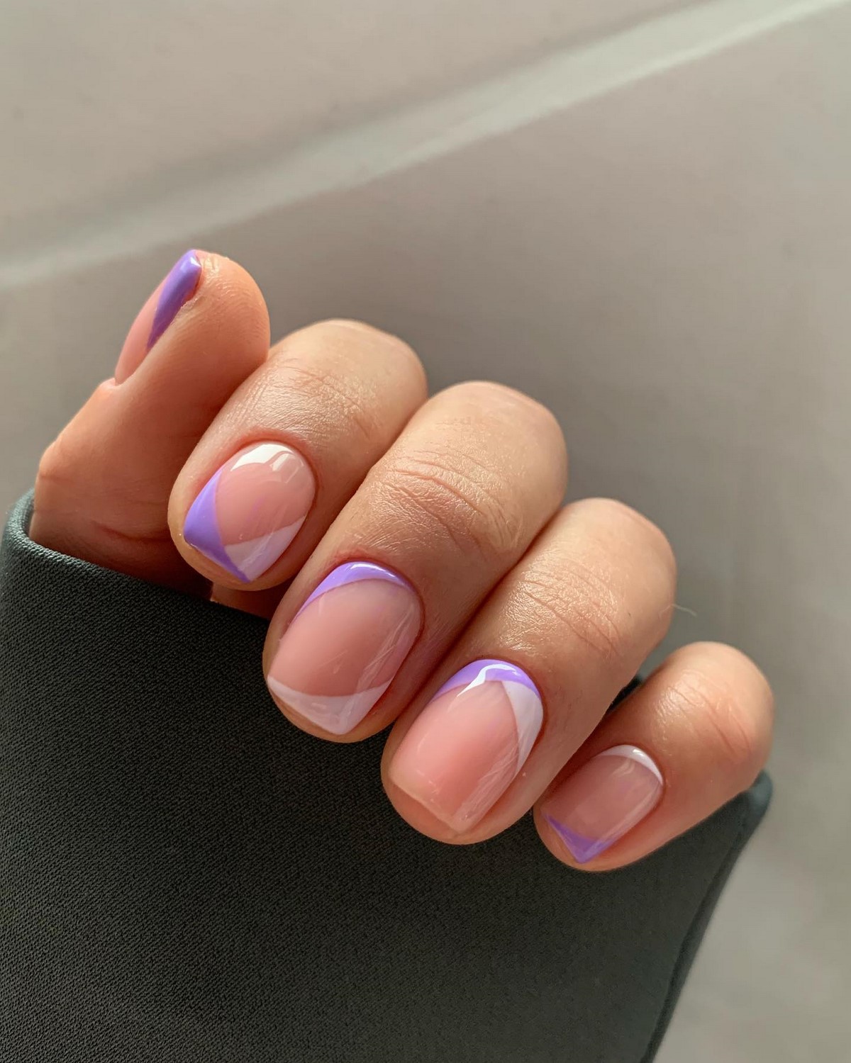 Лавандовый маникюр 2026: пастель, которая делает руки моложе