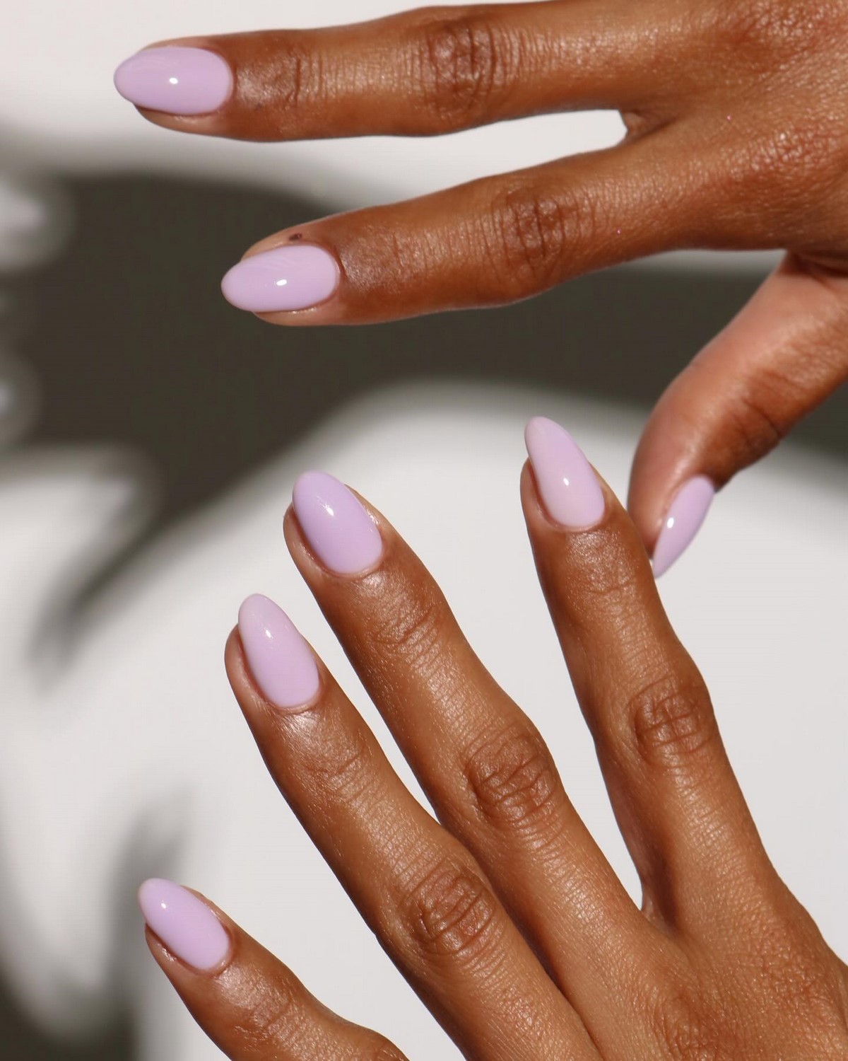 Лавандовый маникюр 2026: пастель, которая делает руки моложе