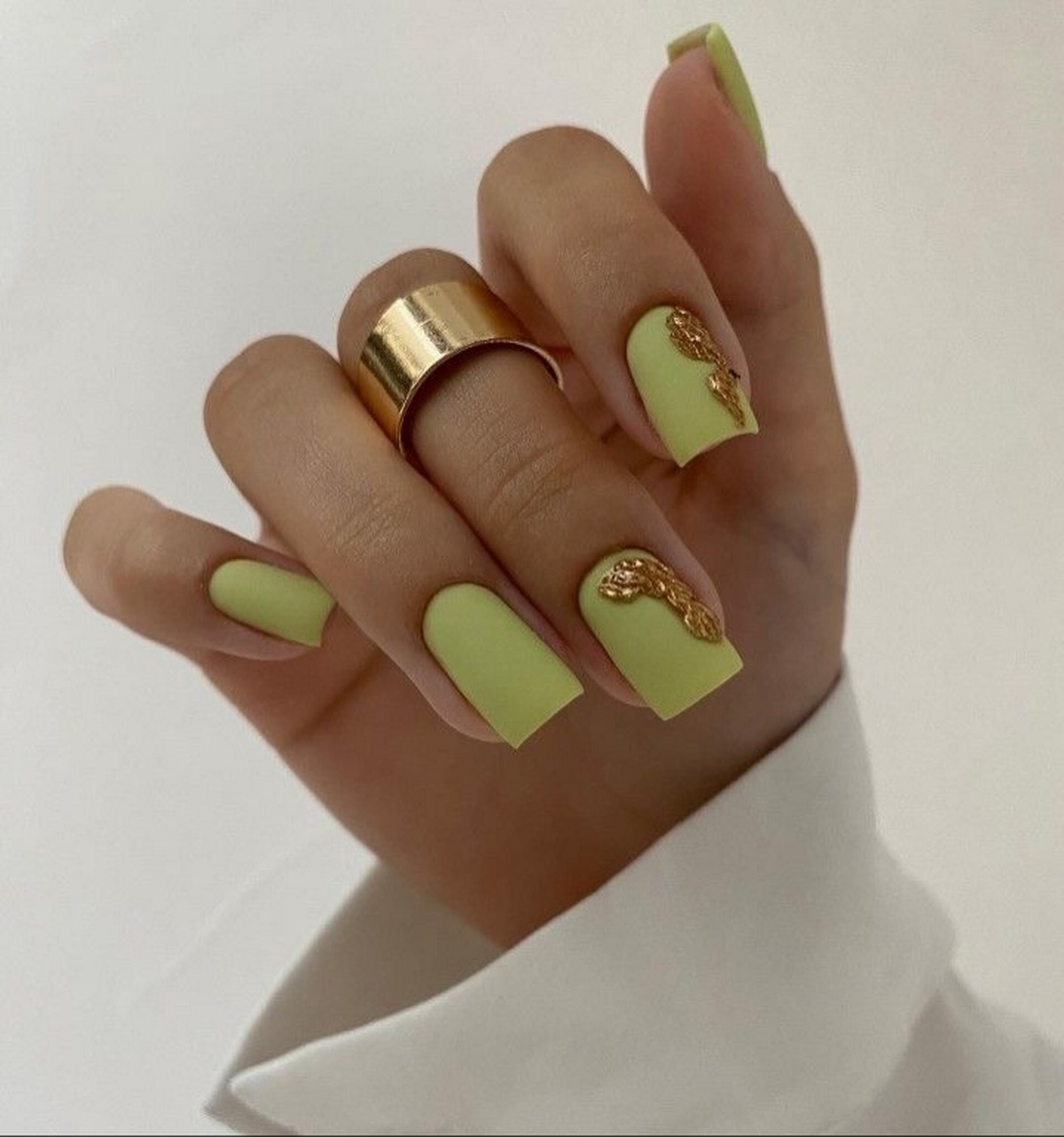 Маникюр весна 2026, который вытеснил классику: 10 трендов, от которых сложно отвести взгляд