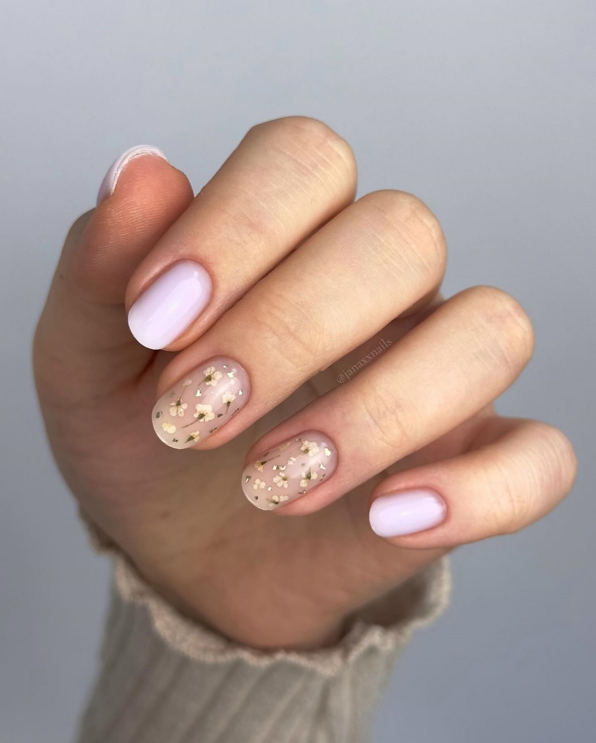 Лавандовый маникюр 2026: пастель, которая делает руки моложе