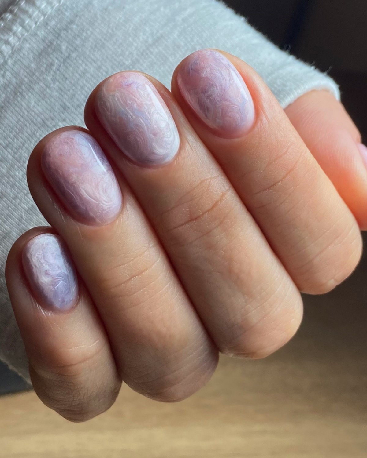 Лавандовый маникюр 2026: пастель, которая делает руки моложе