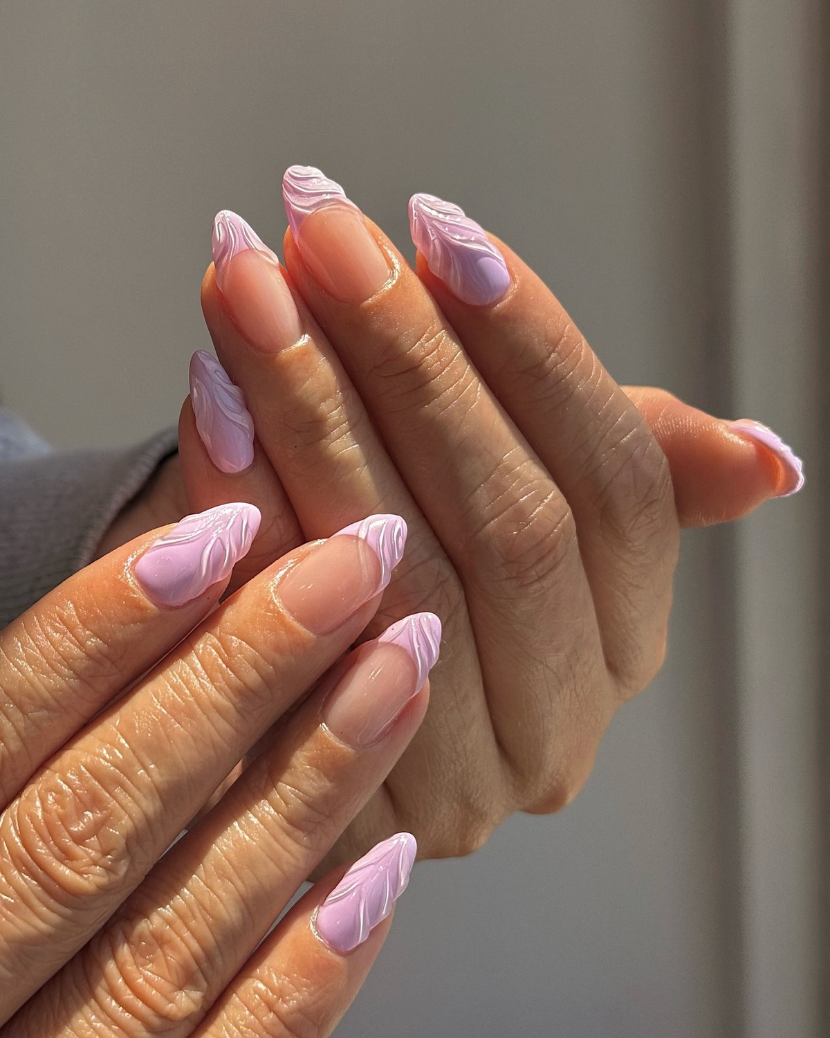 Лавандовый маникюр 2026: пастель, которая делает руки моложе