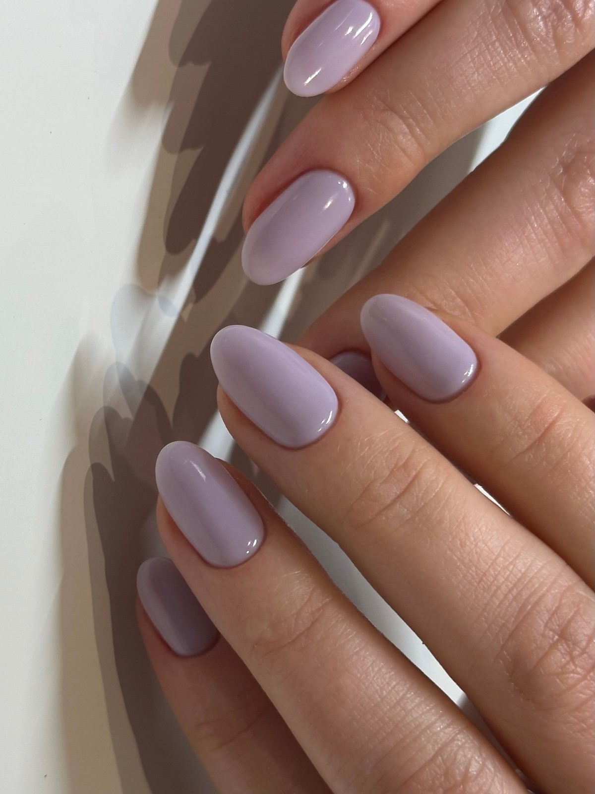 Лавандовый маникюр 2026: пастель, которая делает руки моложе