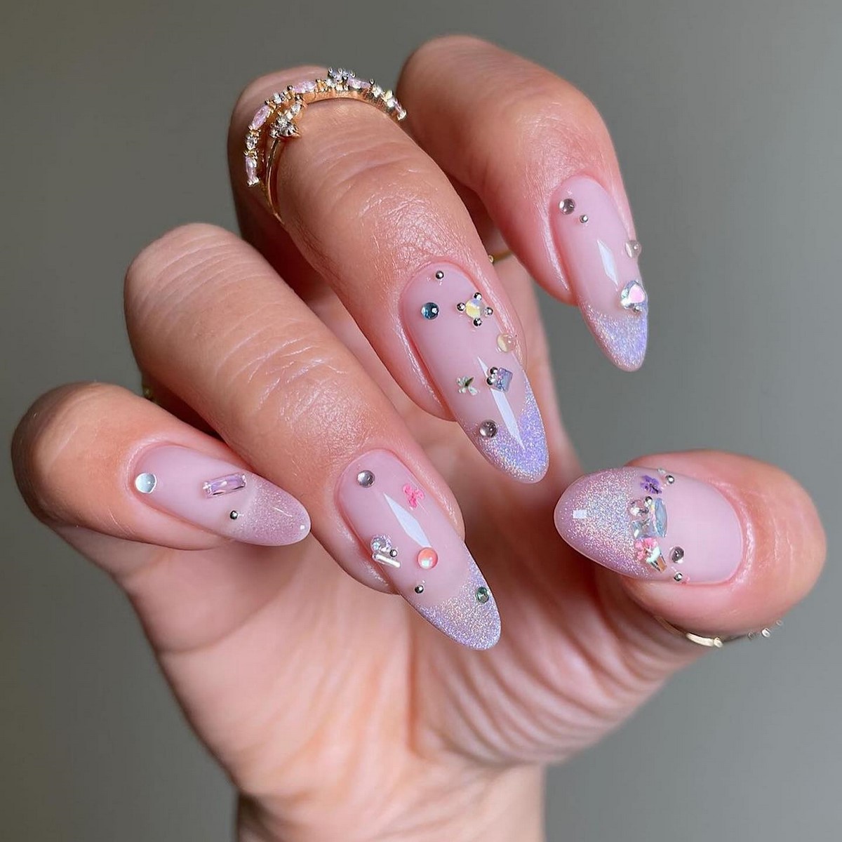 Лавандовый маникюр 2026: пастель, которая делает руки моложе