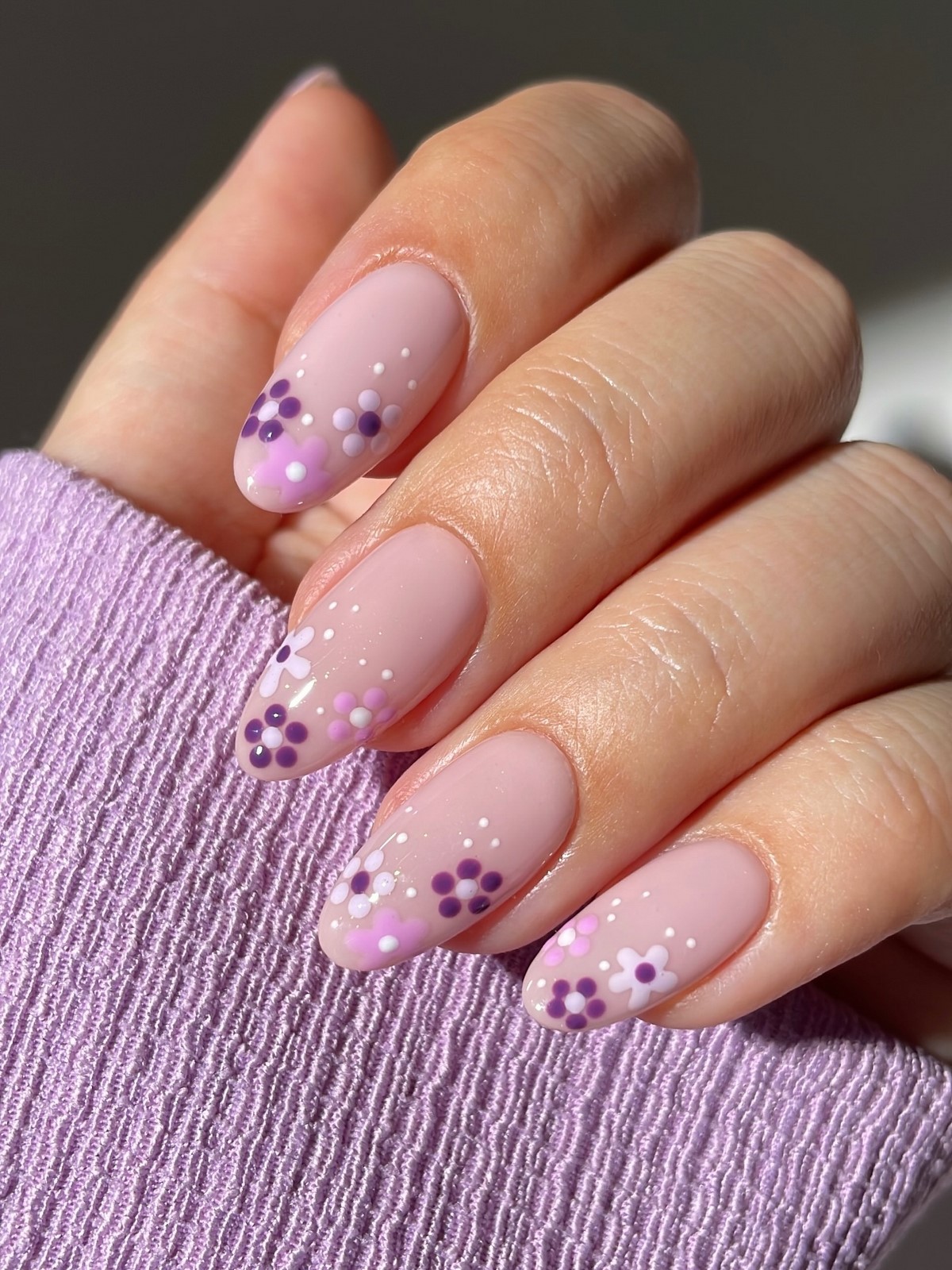 Лавандовый маникюр 2026: пастель, которая делает руки моложе