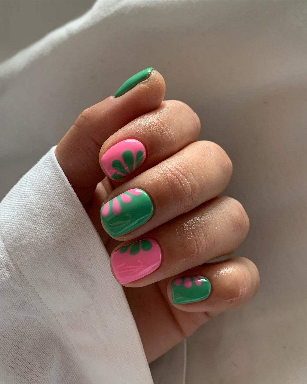 Овальные ногти весны: аккуратная форма, которая подходит почти всем