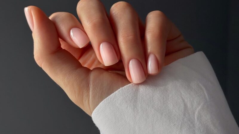 Маникюр с эффектом чистых ногтей, который выбирают чаще всего