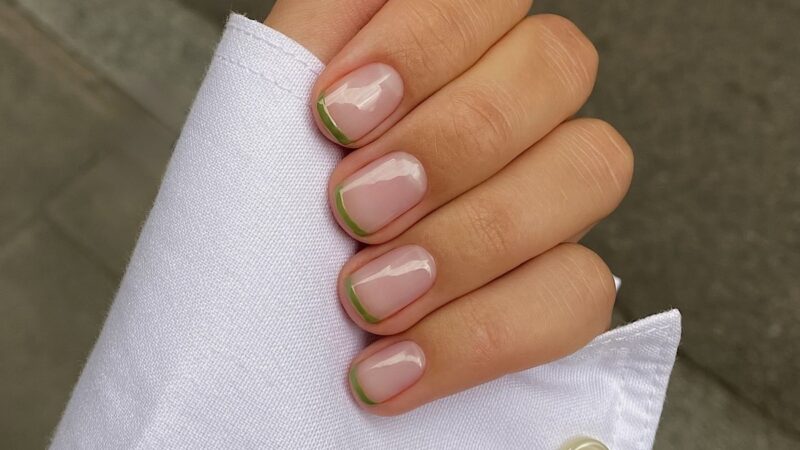 Маникюр май 2026 с цветным френчем и тонким краем